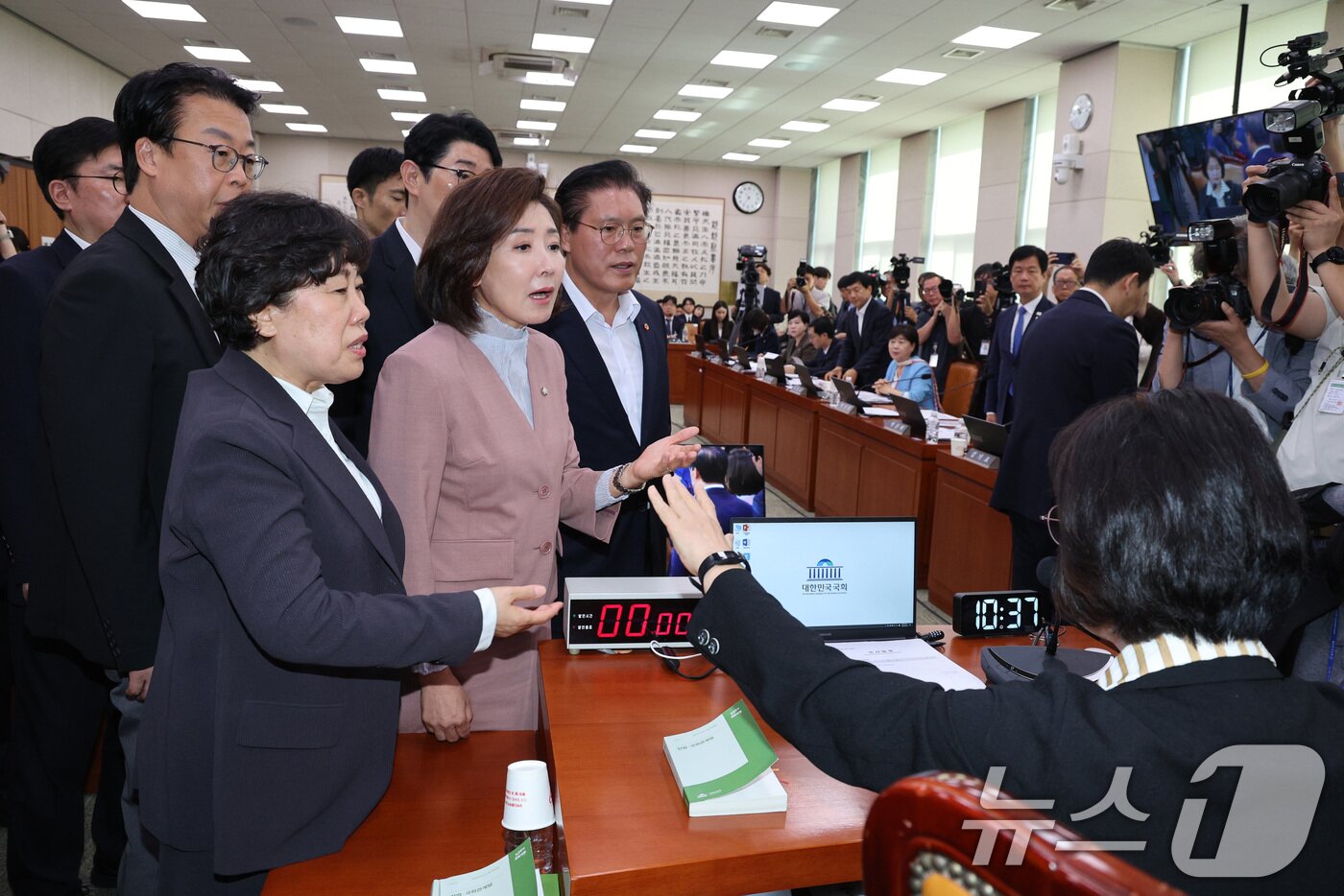 본문 이미지 - 나경원 국민의힘 의원이 22일 서울 여의도 국회 법제사법위원회에서 열린 검찰개혁 입법청문회에서 퇴장 명령을 한 추미애 위원장에게 항의하고 있다. 2025.9.22/뉴스1 ⓒ News1 신웅수 기자