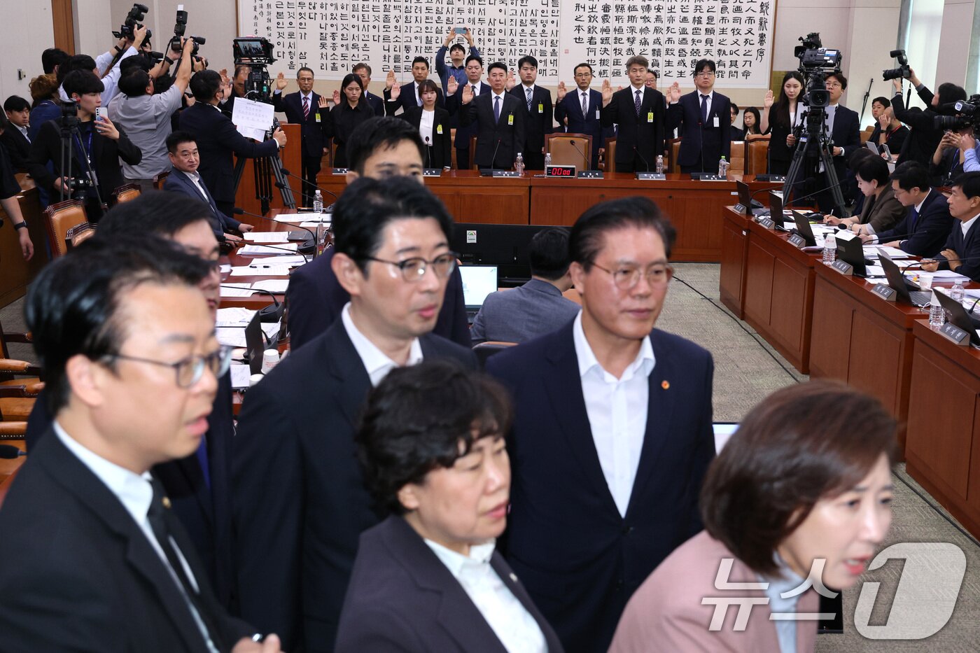 본문 이미지 - 지난 22일 서울 여의도 국회 법제사법위원회에서 열린 검찰개혁 입법청문회에서 증인들이 선서하는 가운데 나경원 의원 등 국민의힘 의원들이 추미애 위원장에게 퇴장을 시킨 것에 항의하고 있다. 2025.9.22/뉴스1 ⓒ News1 신웅수 기자