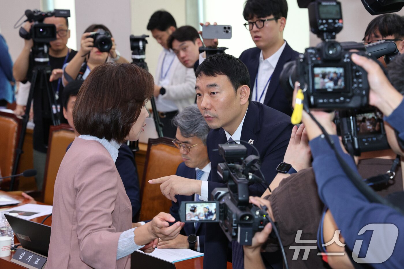 본문 이미지 - 지난 22일 서울 여의도 국회 법제사법위원회에서 열린 검찰개혁 입법청문회에서 김용민 더불어민주당 간사와 나경원 의원이 대화하고 있다. 2025.9.22/뉴스1 ⓒ News1 신웅수 기자