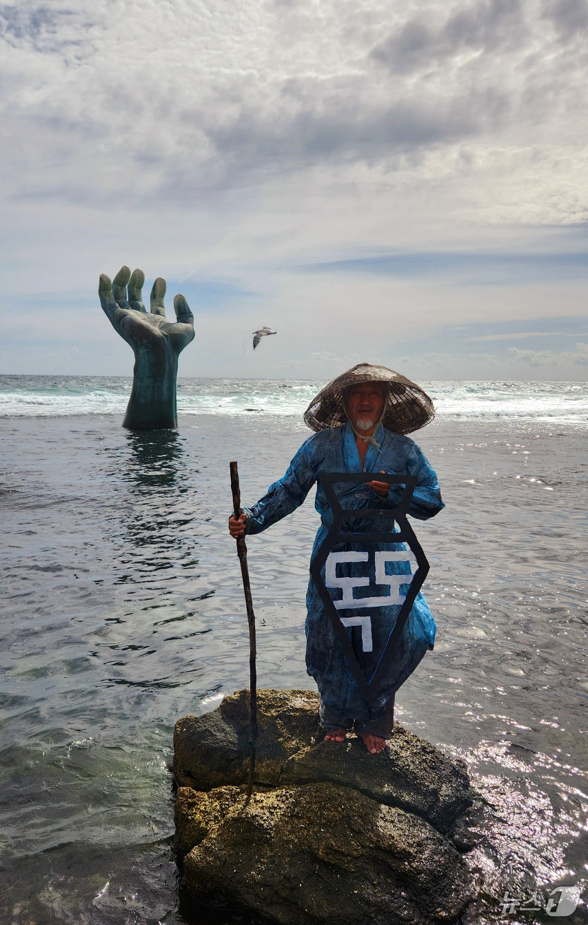 (포항=뉴스1) 최창호 기자 = 독도 서예가 김동욱 씨가 22일 경북 포항시 남구 호미곶면 상생의 손 앞에서 열린 포항 인비리 암각화 촬영대회에서 독도 전각 등 다양한 작품을 선보 …