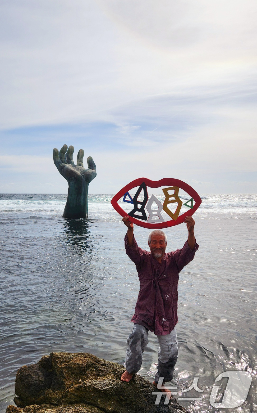 (포항=뉴스1) 최창호 기자 = 독도 서예가 김동욱 씨가 22일 경북 포항시 남구 호미곶면 상생의 손 앞에서 열린 포항 인비리 암각화 촬영대회에서 다양한 작품을 선보이고 있다.이날 …