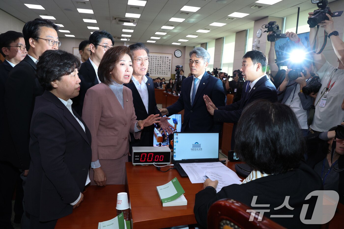 본문 이미지 - 22일 서울 여의도 국회 법제사법위원회에서 열린 검찰개혁 입법청문회에서 증인들이 선서하는 가운데 나경원 의원 등 국민의힘 의원들이 추미애 위원장에게 퇴장을 시킨 것에 항의하고 있다. 2025.9.22/뉴스1 ⓒ News1 신웅수 기자