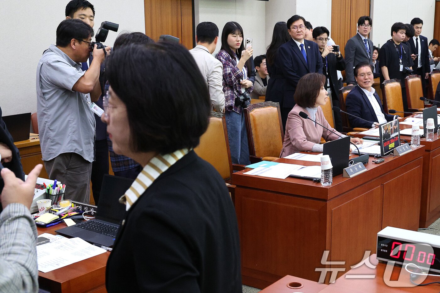 본문 이미지 - 추미애 국회 법제사법위워장이 22일 서울 여의도 국회 법제사법위원회에서 열린 검찰개혁 입법청문회에서 나경원 국민의힘 의원의 항의 속에 정회를 선언하고 있다. 2025.9.22/뉴스1 ⓒ News1 신웅수 기자