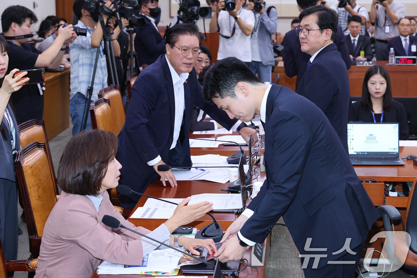 본문 이미지 - 나경원 국민의힘 의원이 22일 서울 여의도 국회 법제사법위원회에서 열린 검찰개혁 입법청문회에서 피켓을 떼려는 방호 직원을 말리고 있다. 2025.9.22/뉴스1 ⓒ News1 신웅수 기자