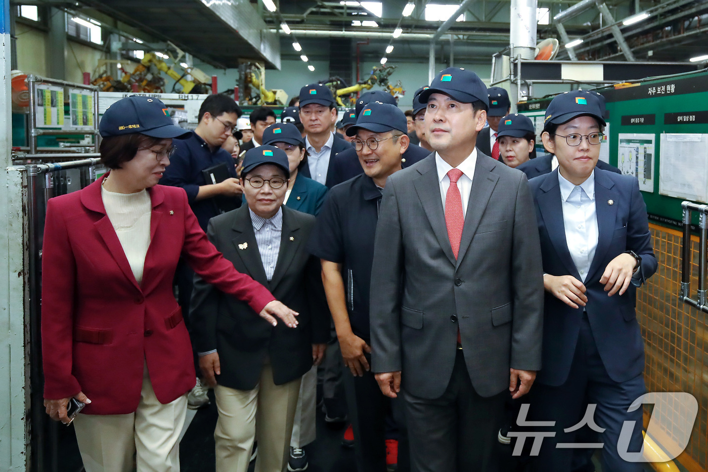 (경산=뉴스1) 공정식 기자 = 장동혁 국민의힘 대표가 22일 오전 경북 경산시의 한 자동차부품 생산업체를 방문해 생산 현장을 살펴보고 있다. 2025.9.22/뉴스1