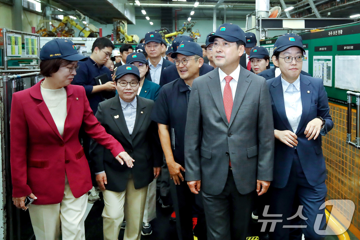 (경산=뉴스1) 공정식 기자 = 장동혁 국민의힘 대표가 22일 오전 경북 경산시의 한 자동차부품 생산업체를 방문해 생산 현장을 살펴보고 있다. 2025.9.22/뉴스1