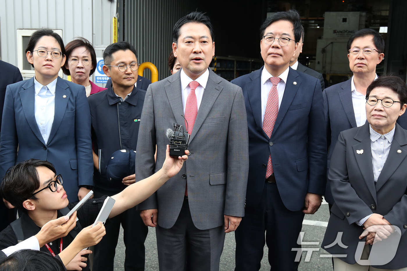 (경산=뉴스1) 공정식 기자 = 장동혁 국민의힘 대표가 22일 오전 경북 경산시의 한 자동차부품 생산업체를 방문해 생산 현장을 살펴본 뒤 취재진 질문에 답하고 있다. 2025.9. …