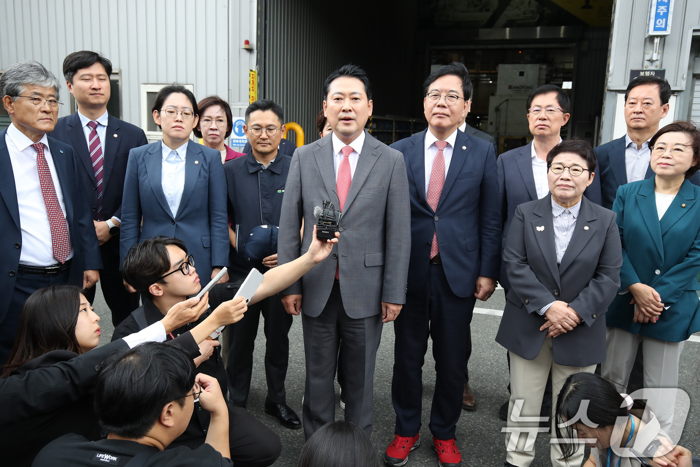 (경산=뉴스1) 공정식 기자 = 장동혁 국민의힘 대표가 22일 오전 경북 경산시의 한 자동차부품 생산업체를 방문해 생산 현장을 살펴본 뒤 취재진 질문에 답하고 있다. 2025.9. …