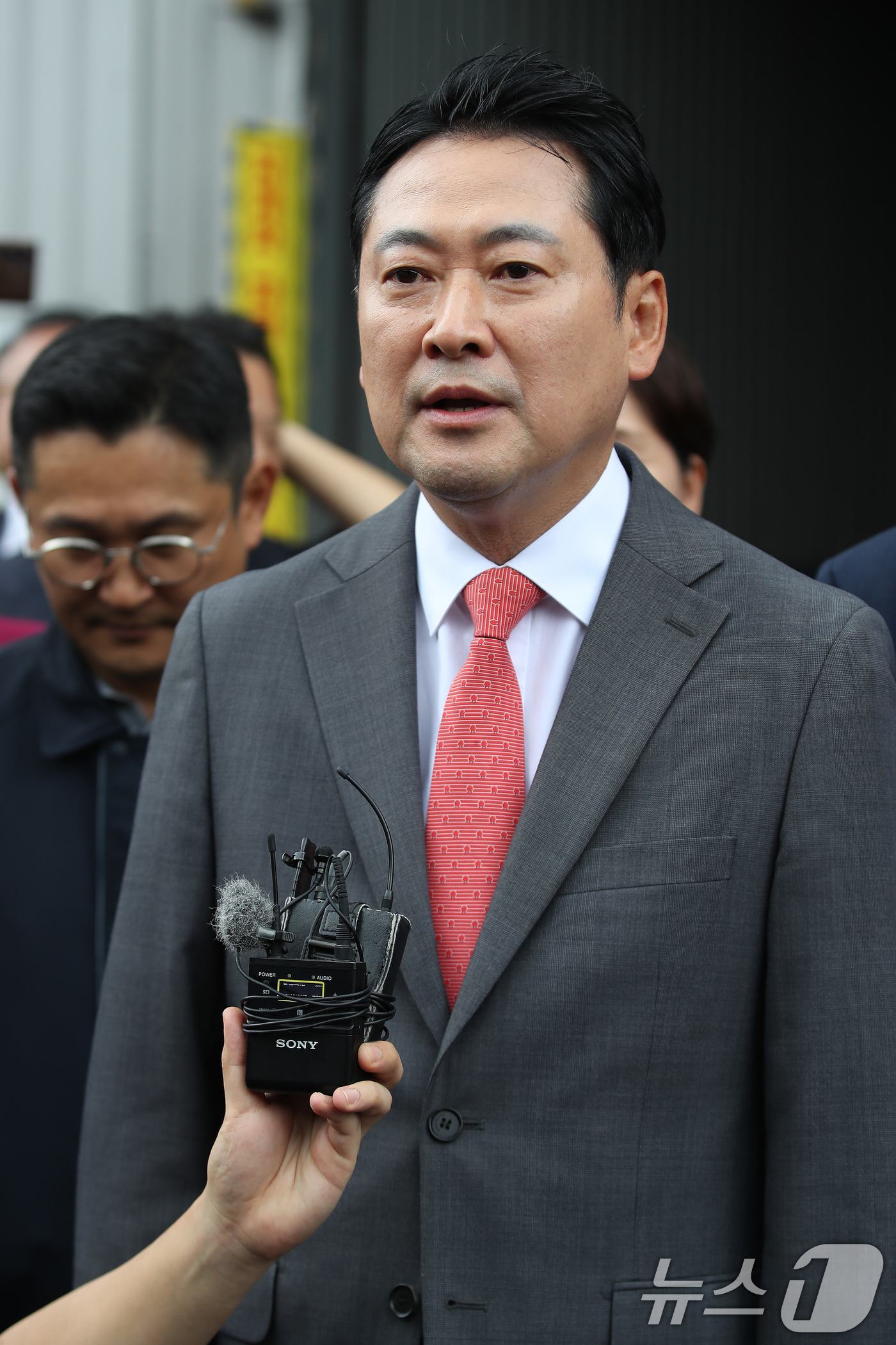 (경산=뉴스1) 공정식 기자 = 장동혁 국민의힘 대표가 22일 오전 경북 경산시의 한 자동차부품 생산업체를 방문해 생산 현장을 살펴본 뒤 취재진 질문에 답하고 있다. 2025.9. …