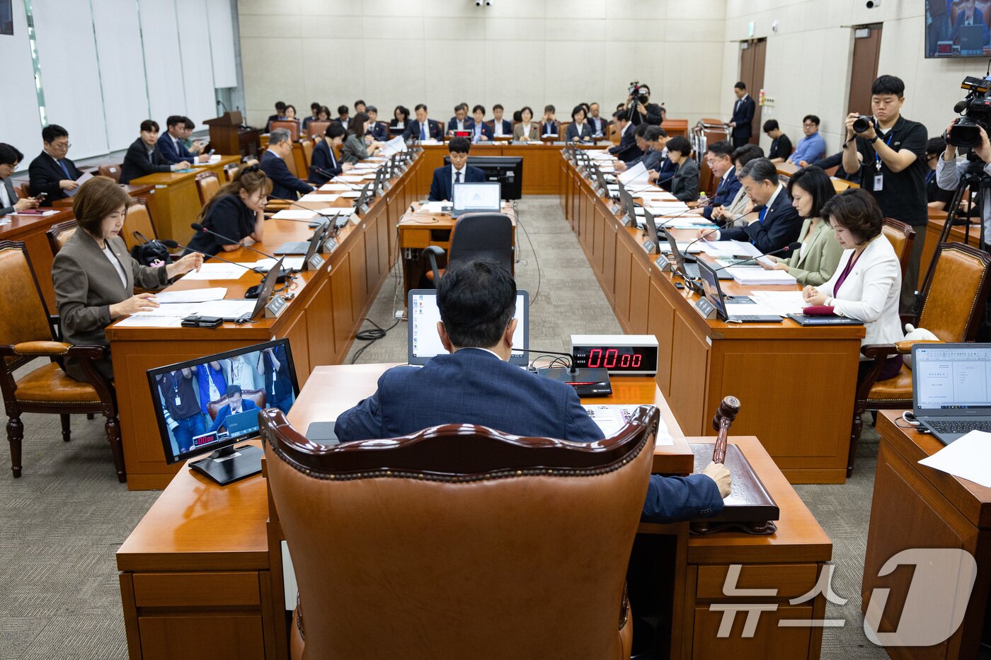본문 이미지 - 박주민 국회 보건복지위원장이 22일 서울 여의도 국회에서 열린 제429회 국회&#40;정기회&#41; 보건복지위원회 제1차 전체회의에서 의사봉을 두드리고 있다. 2025.9.22/뉴스1 ⓒ News1 유승관 기자