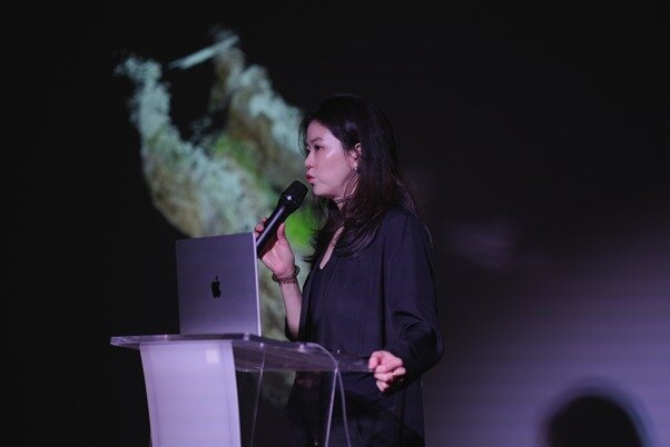 본문 이미지 - 제7회 공공외교주간 프로그램 일환으로 열린 &#39;공공외교토크_공공외교와 예술&#39;에서 지난 18일 KF글로벌센터에서 강연하고 있는 강이연 작가의 모습 &#40;제공=한국국제교류재단&#41;