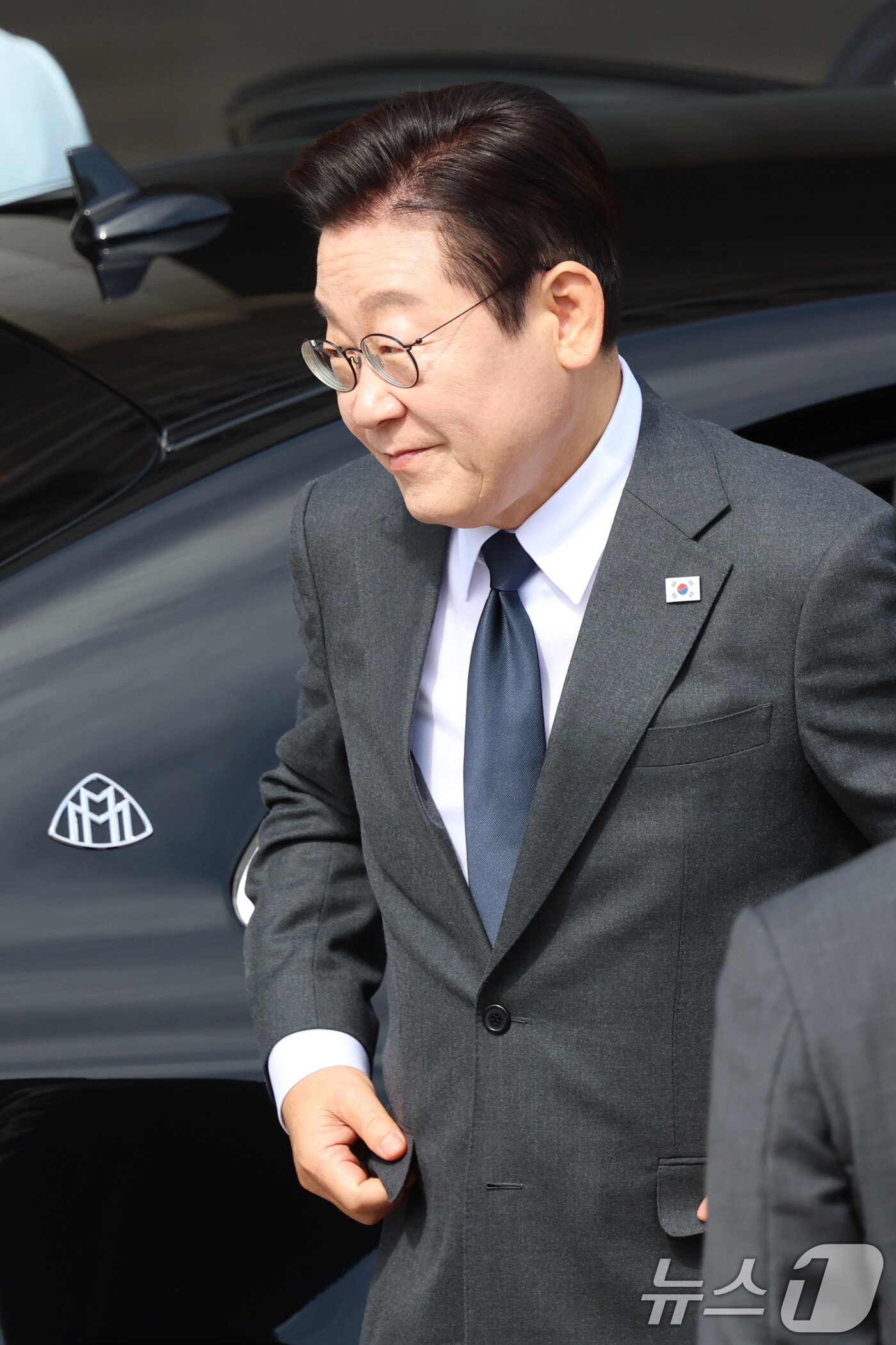 본문 이미지 - 이재명 대통령이 미국 뉴욕에서 열리는 제80차 유엔총회 참석을 위해 22일 오전 경기도 성남 서울공항을 통해 출국하고 있다. 2025.9.22/뉴스1 ⓒ News1 황기선 기자