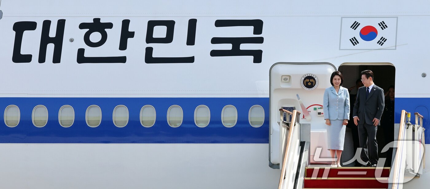 본문 이미지 - 이재명 대통령과 부인 김혜경 여사가 미국 뉴욕에서 열리는 제80차 유엔총회 참석을 위해 22일 오전 경기도 성남 서울공항을 통해 출국하고 있다. 2025.9.22/뉴스1 ⓒ News1 황기선 기자