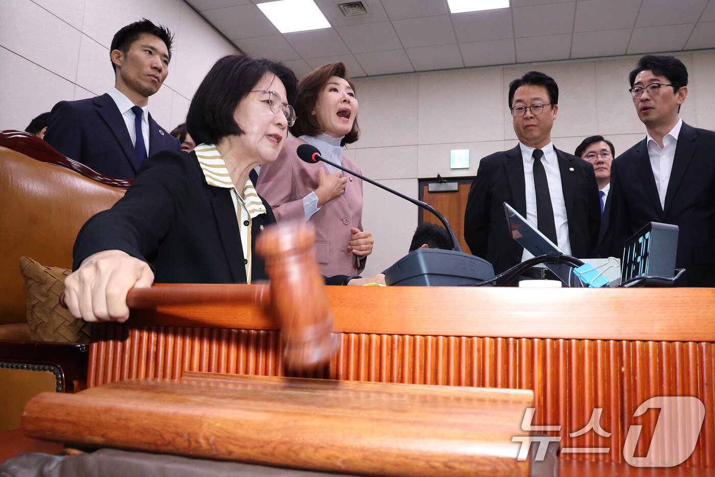 본문 이미지 - 나경원 국민의힘 의원이 22일 서울 여의도 국회 법제사법위원회에서 열린 검찰개혁 입법청문회에서 퇴장 명령을 한 추미애 위원장에게 항의하고 있다. 2025.9.22/뉴스1 ⓒ News1 신웅수 기자