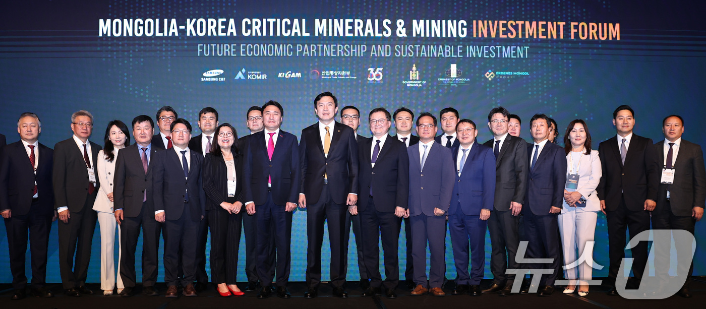 (서울=뉴스1) 구윤성 기자 = 냠-오소르 오츠랄 몽골 부총리 겸 경제개발부 장관과 건거르 담딩냠 몽골 산업광물자원부 장관 등 참석자들이 22일 오전 서울 용산구 그랜드하얏트호텔에 …