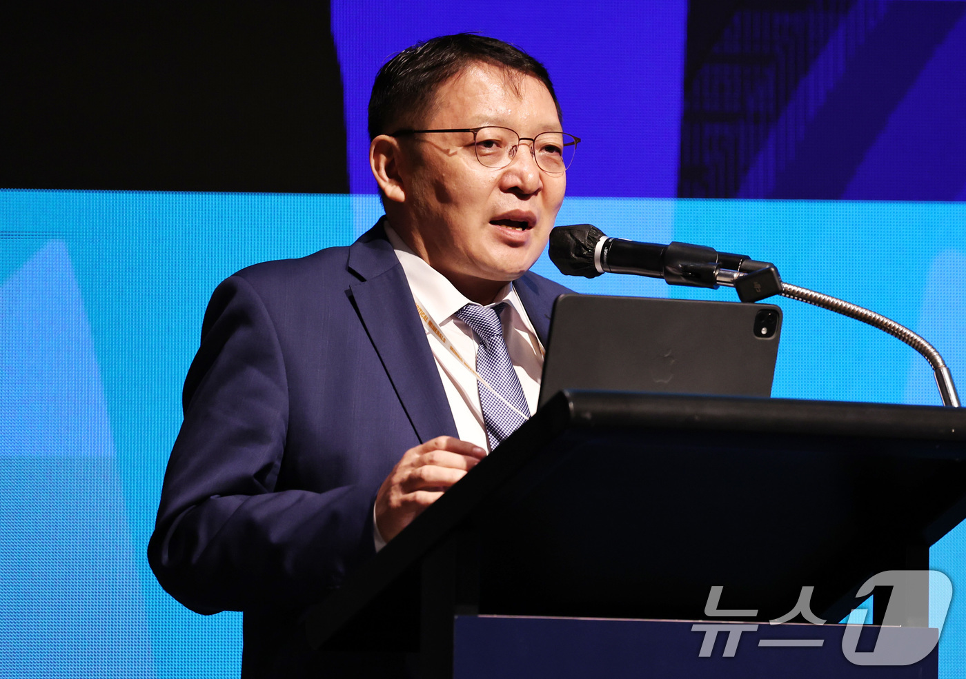 (서울=뉴스1) 구윤성 기자 = 산자 나랑촉트 에르데네스 몽골 그룹 대표이사가 22일 오전 서울 용산구 그랜드하얏트호텔에서 열린 '한·몽골 핵심광물·광업투자 포럼'에서 기업 소개를 …