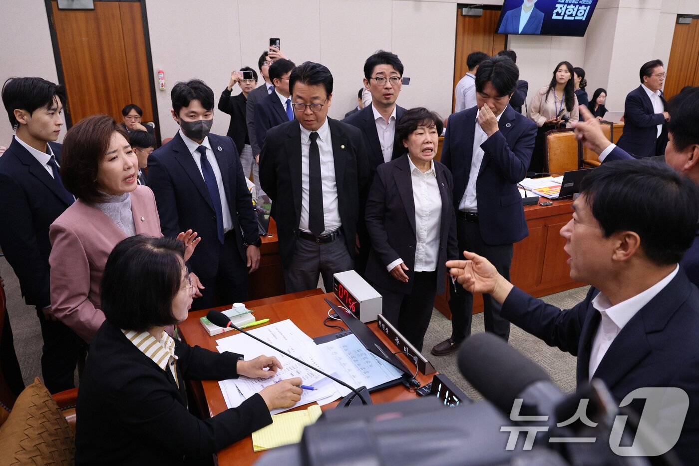본문 이미지 - 나경원 국민의힘 의원이 22일 서울 여의도 국회 법제사법위원회에서 열린 검찰개혁 입법청문회에서 퇴장 명령을 한 추미애 위원장에게 항의하고 있다. 2025.9.22/뉴스1 ⓒ News1 신웅수 기자