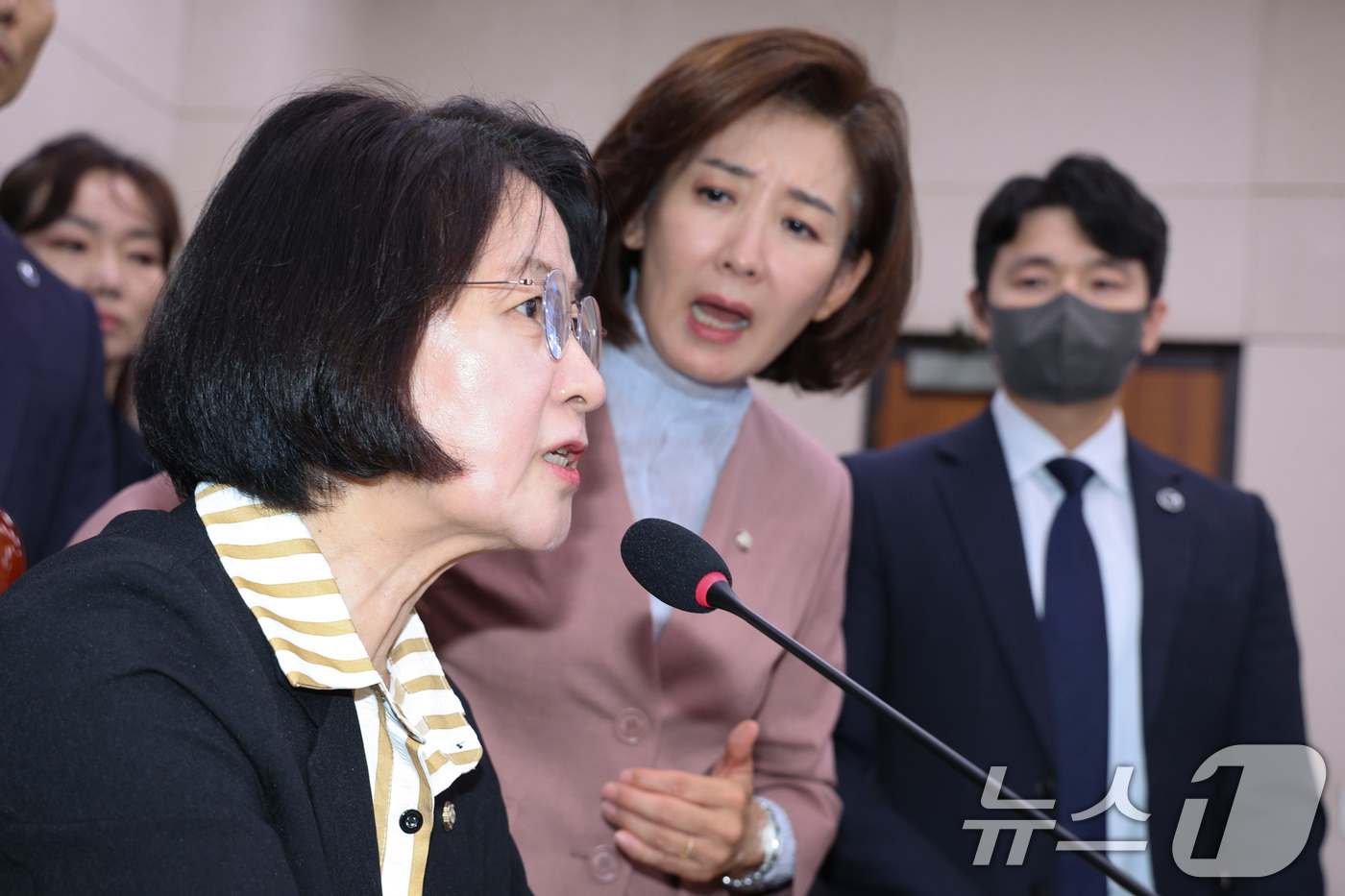 (서울=뉴스1) 신웅수 기자 = 나경원 국민의힘 의원이 22일 서울 여의도 국회 법제사법위원회에서 열린 검찰개혁 입법청문회에서 퇴장 명령을 한 추미애 위원장에게 항의하고 있다. 2 …