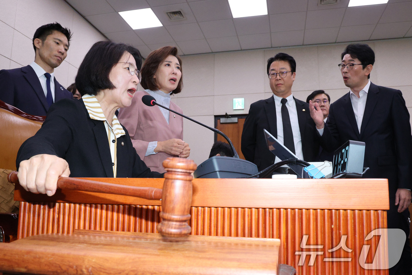 (서울=뉴스1) 신웅수 기자 = 나경원 국민의힘 의원이 22일 서울 여의도 국회 법제사법위원회에서 열린 검찰개혁 입법청문회에서 퇴장 명령을 한 추미애 위원장에게 항의하고 있다. 2 …