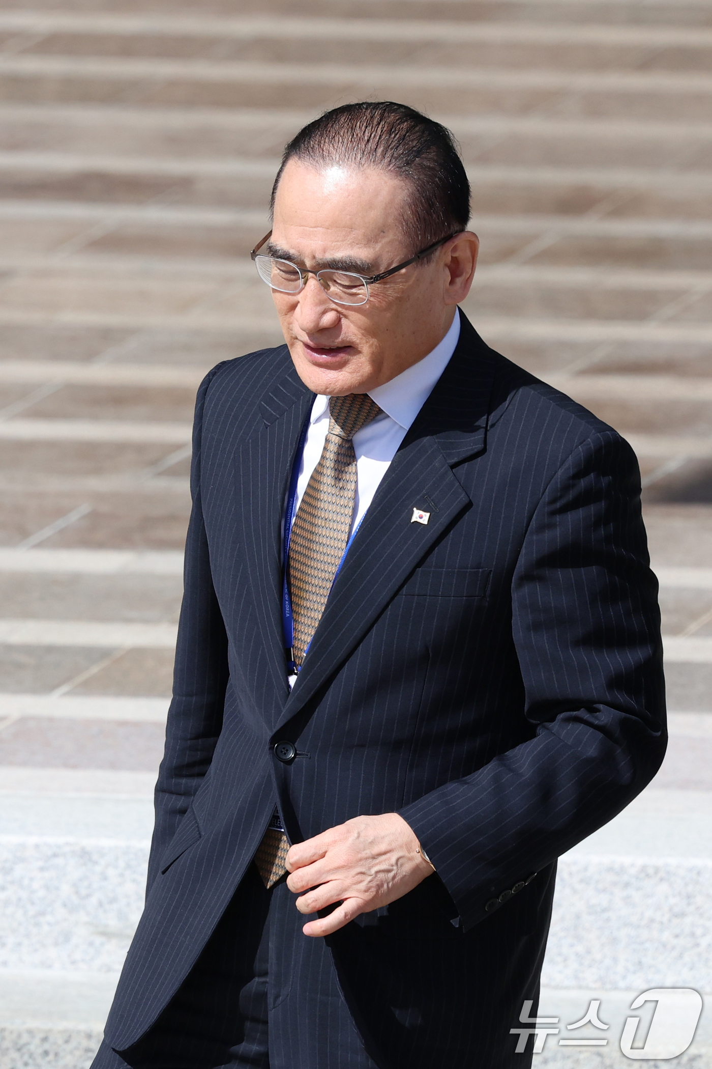 (성남=뉴스1) 황기선 기자 = 위성락 국가안보실장이 22일 오전 경기도 성남 서울공항에서 제80차 유엔총회를 참석하는 이재명 대통령 수행을 위해 출국하고 있다.  2025.9.2 …