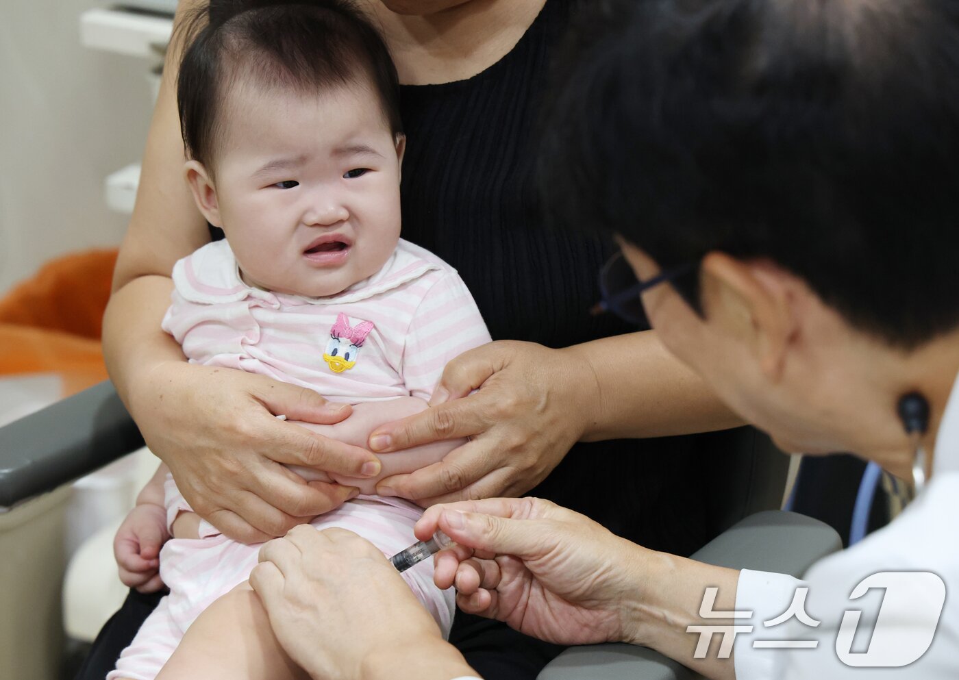본문 이미지 - 2025~2026절기 인플루엔자&#40;독감&#41; 국가예방접종이 시작된 22일 경기 수원시 팔달구의 한 소아과에서 아이가 독감 예방접종을 받고 있다. 2025.9.22/뉴스1 ⓒ News1 김영운 기자