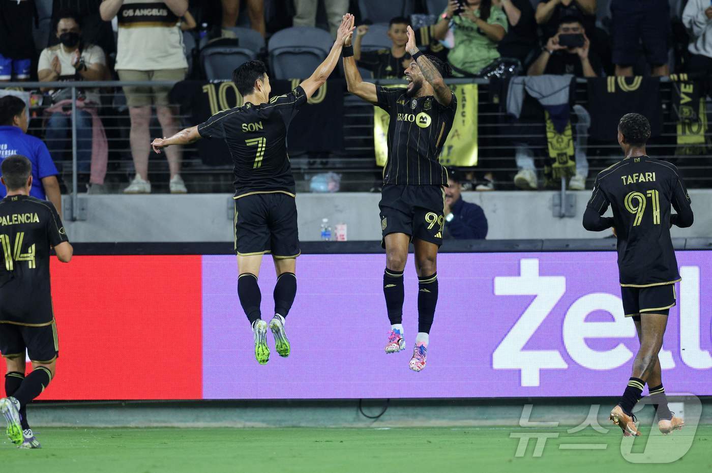 본문 이미지 - 득점 후 기뻐하는 손흥민과 부안가 ⓒ AFP=뉴스1