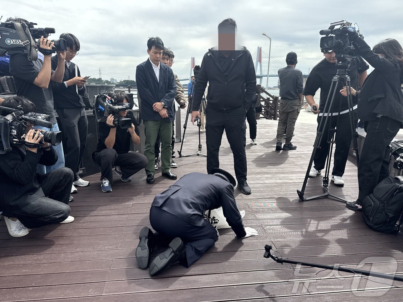 본문 이미지 - '이재석 경사 순직 사건' 담당 팀장 A 경위가 이 경사의 유족 앞에서 무릎을 꿇고 있다.2025.9.22/뉴스1 ⓒ News1 박소영 기자