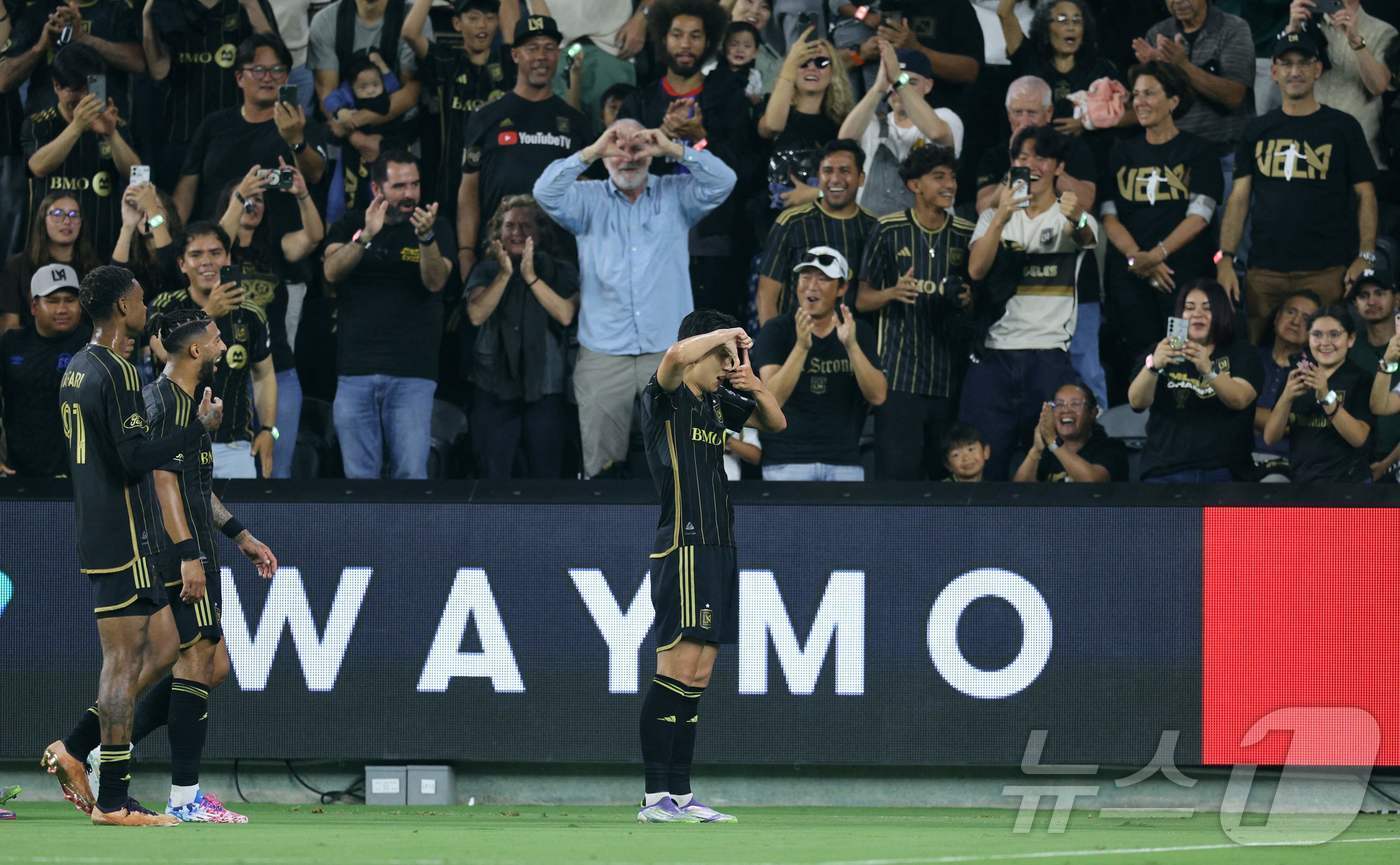 본문 이미지 - 찰칵 세리머니를 하는 손흥민ⓒ AFP=뉴스1