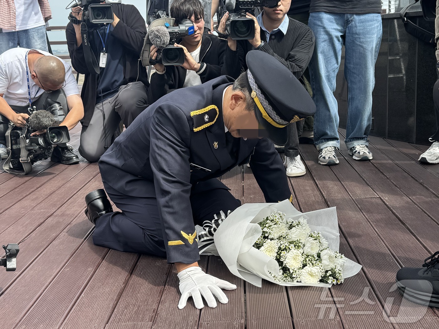 (인천=뉴스1) 박소영 기자 = \'이재석 경사 순직 사건\' 관련 담당 팀장인 A 경위가 22일 오후 인천시 옹진군 영흥도 돌고래전망대에서 유족 앞에서 무릎을 꿇고 빌고 있다.2 …