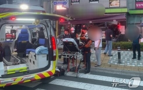 본문 이미지 - 22일 경찰과 소방 당국이 차량 돌진 현장에 출동해 사고를 수습하는 모습. &#40;해운대 경찰서 제공. 재판매 및 DB 금지&#41;