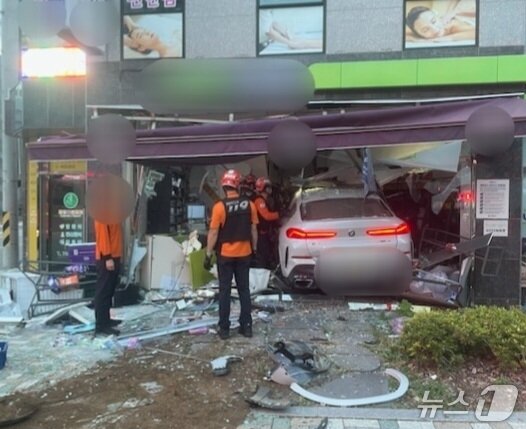 본문 이미지 - 22일 차량이 편의점으로 돌진한 사고 현장에 경찰과 소방 당국이 출동한 모습. &#40;해운대 경찰서 제공. 재판매 및 DB 금지&#41;