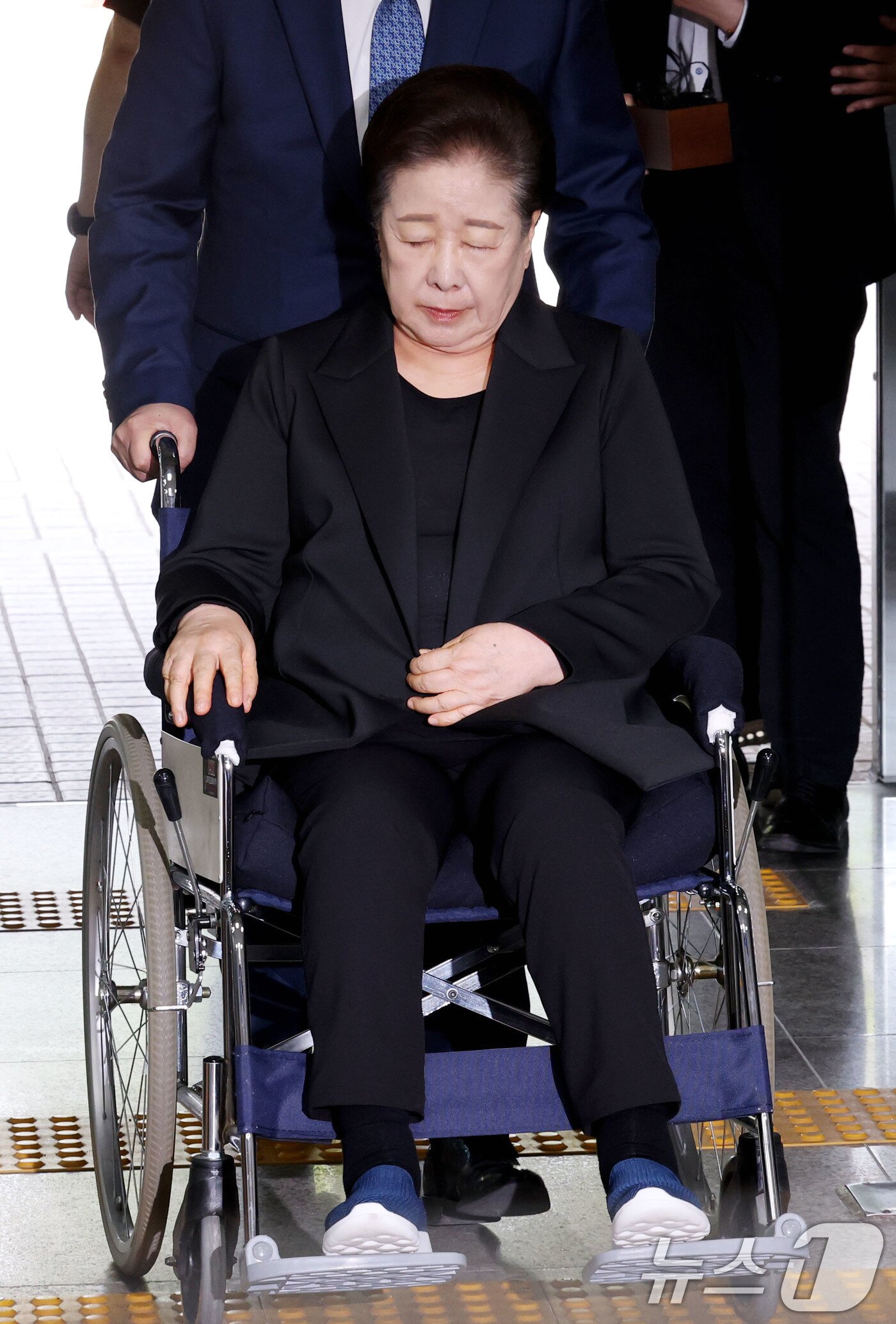 본문 이미지 - 권성동 국민의힘 의원 등에게 금품을 전달하고 이권을 청탁한 혐의를 받는 한학자 통일교 총재가 22일 오후 서울 서초구 서울중앙지방법원에서 열린 구속 전 피의자심문&#40;영장실질심사&#41;에 출석하고 있다. 2025.9.22/뉴스1 ⓒ News1 이광호 기자