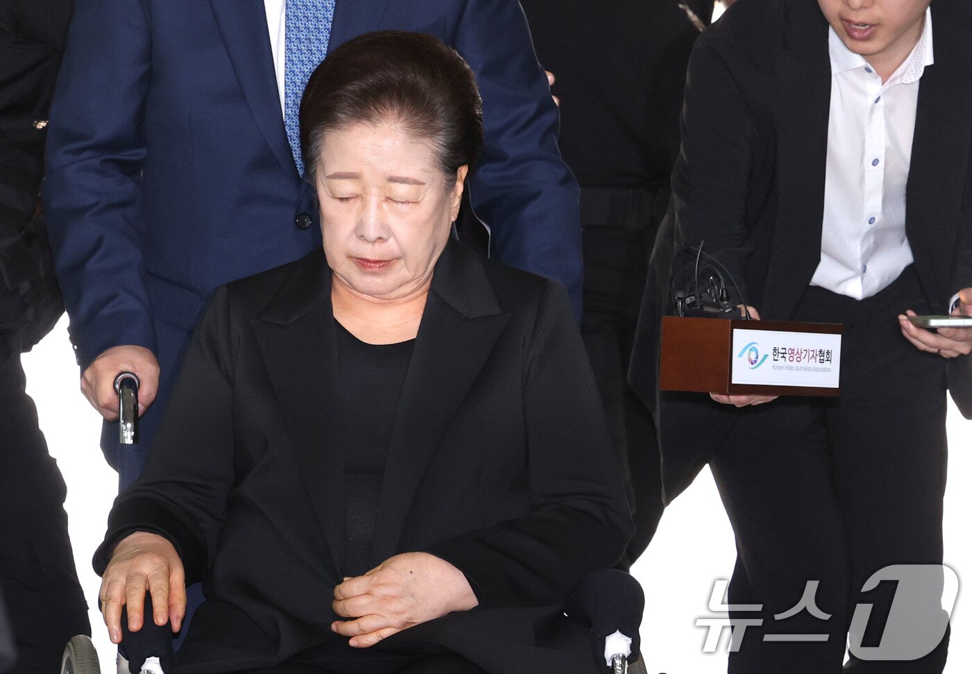 본문 이미지 - 권성동 국민의힘 의원 등에게 금품을 전달하고 이권을 청탁한 혐의를 받는 한학자 통일교 총재가 22일 오후 서울 서초구 서울중앙지방법원에서 열린 구속 전 피의자심문&#40;영장실질심사&#41;에 출석하고 있다. 2025.9.22/뉴스1 ⓒ News1 이광호 기자