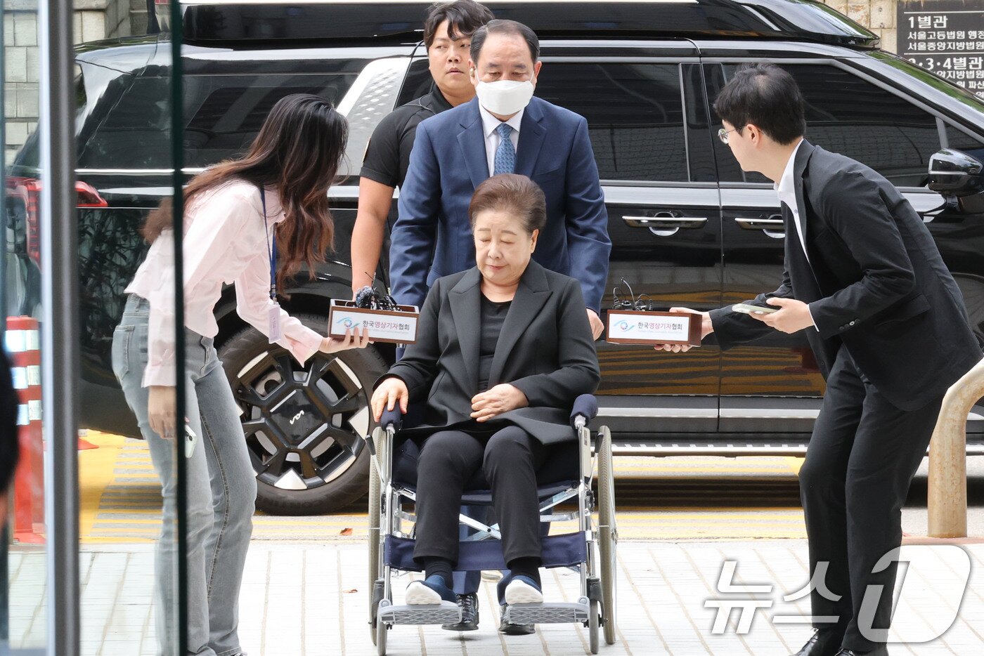 본문 이미지 - 권성동 국민의힘 의원 등에게 금품을 전달하고 이권을 청탁한 혐의를 받는 한학자 통일교 총재가 22일 오후 서울 서초구 서울중앙지방법원에서 열린 구속 전 피의자심문&#40;영장실질심사&#41;에 출석하고 있다. 2025.9.22/뉴스1 ⓒ News1 이광호 기자