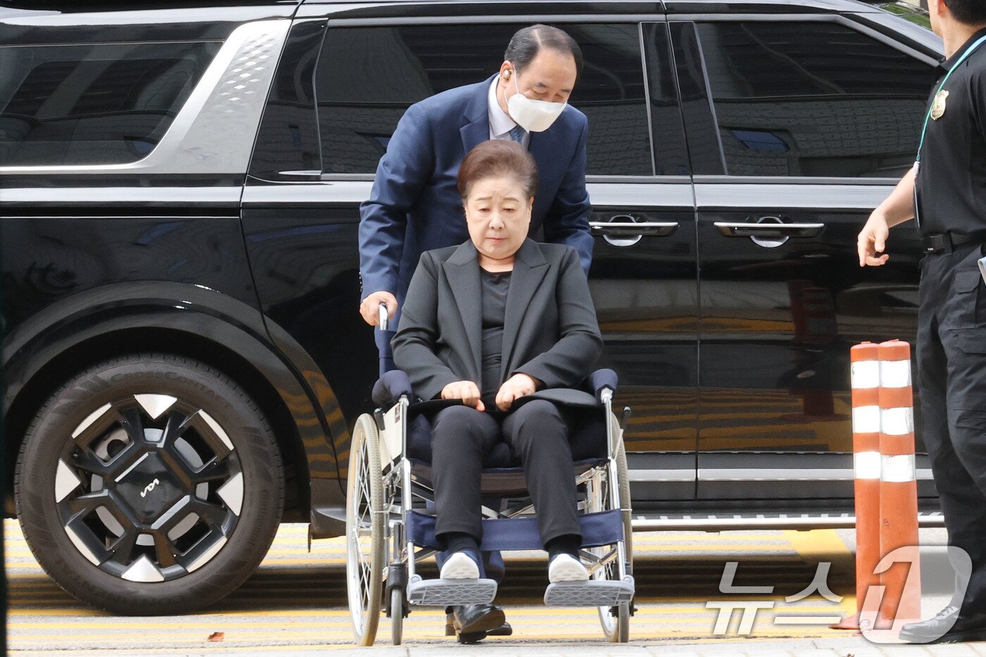 본문 이미지 - 권성동 국민의힘 의원 등에게 금품을 전달하고 이권을 청탁한 혐의를 받는 한학자 통일교 총재가 22일 오후 서울 서초구 서울중앙지방법원에서 열린 구속 전 피의자심문&#40;영장실질심사&#41;에 출석하고 있다.  2025.9.22/뉴스1 ⓒ News1 이광호 기자