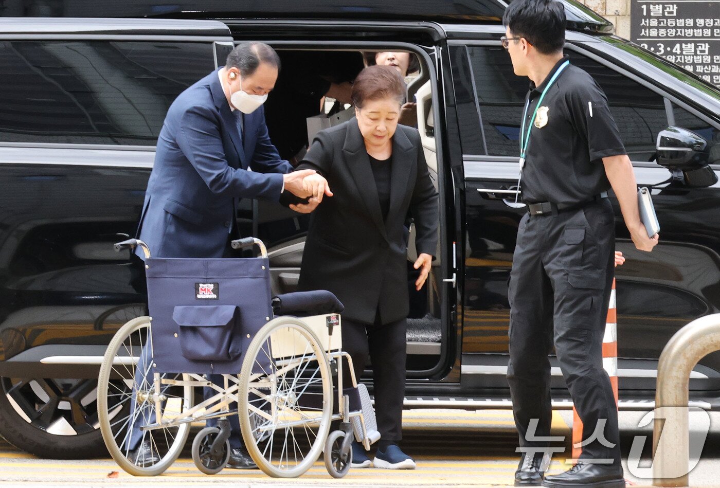 본문 이미지 - 권성동 국민의힘 의원 등에게 금품을 전달하고 이권을 청탁한 혐의를 받는 한학자 통일교 총재가 22일 오후 서울 서초구 서울중앙지방법원에서 열린 구속 전 피의자심문&#40;영장실질심사&#41;에 출석하고 있다.  2025.9.22/뉴스1 ⓒ News1 이광호 기자