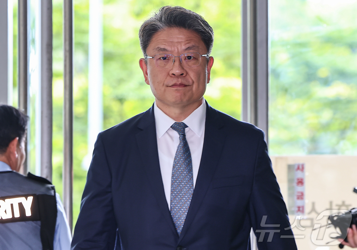 (서울=뉴스1) 김도우 기자 = 이시원 전 대통령실 공직기강비서관이 22일 서울 서초구 순직 해병 특검 사무실에 조사를 받기 위해 출석하고 있다. 2025.9.22/뉴스1