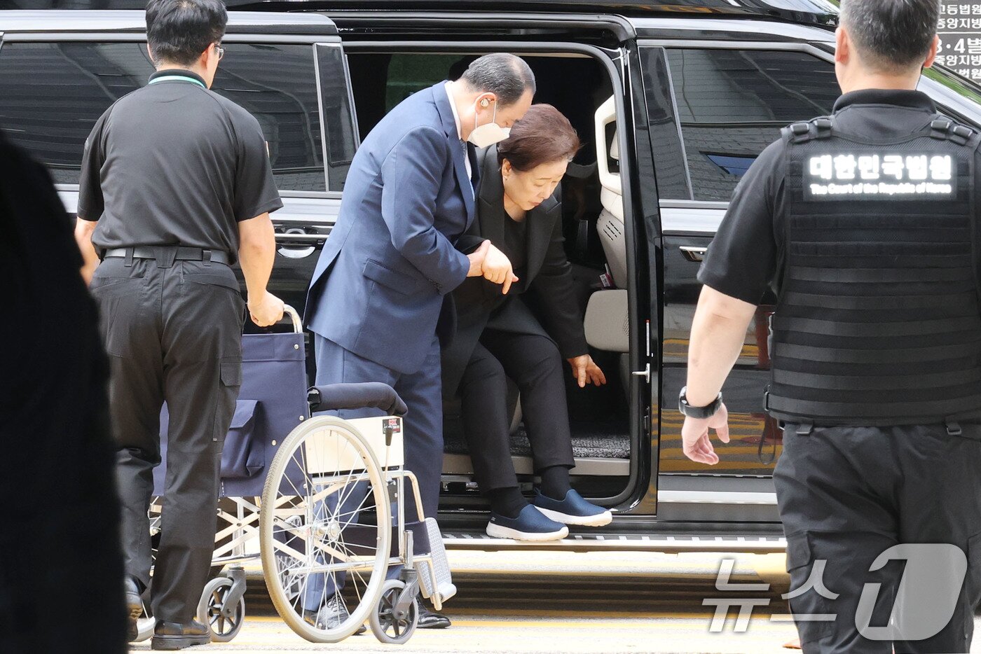 본문 이미지 - 권성동 국민의힘 의원 등에게 금품을 전달하고 이권을 청탁한 혐의를 받는 한학자 통일교 총재가 22일 오후 서울 서초구 서울중앙지방법원에서 열린 구속 전 피의자심문&#40;영장실질심사&#41;에 출석하고 있다.  2025.9.22/뉴스1 ⓒ News1 이광호 기자