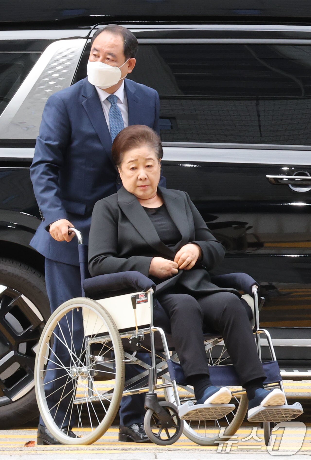 본문 이미지 - 권성동 국민의힘 의원 등에게 금품을 전달하고 이권을 청탁한 혐의를 받는 한학자 통일교 총재가 22일 오후 서울 서초구 서울중앙지방법원에서 열린 구속 전 피의자심문&#40;영장실질심사&#41;에 출석하고 있다.  2025.9.22/뉴스1 ⓒ News1 이광호 기자