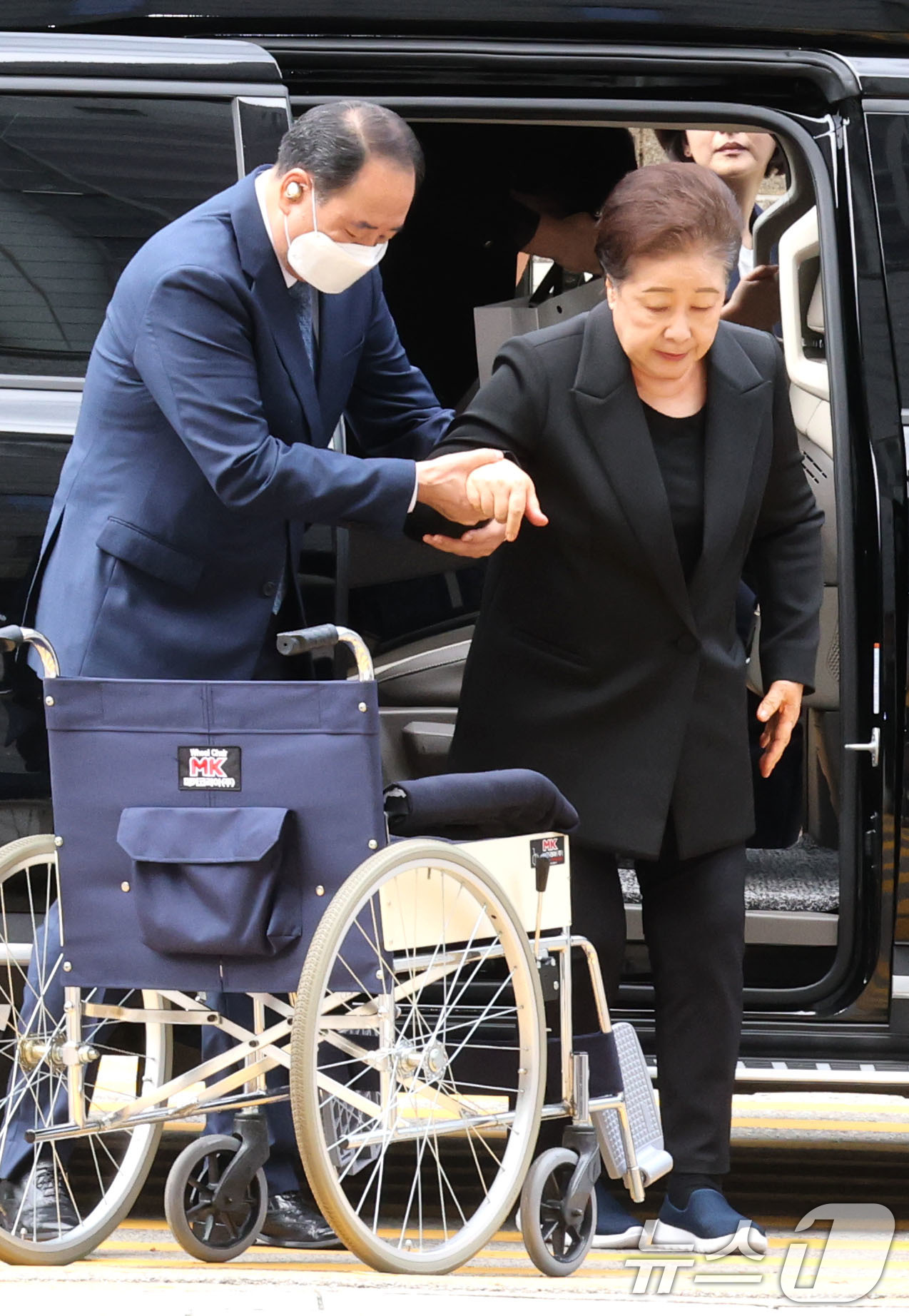 (서울=뉴스1) 이광호 기자 = 권성동 국민의힘 의원 등에게 금품을 전달하고 이권을 청탁한 혐의를 받는 한학자 통일교 총재가 22일 오후 서울 서초구 서울중앙지방법원에서 열린 구속 …