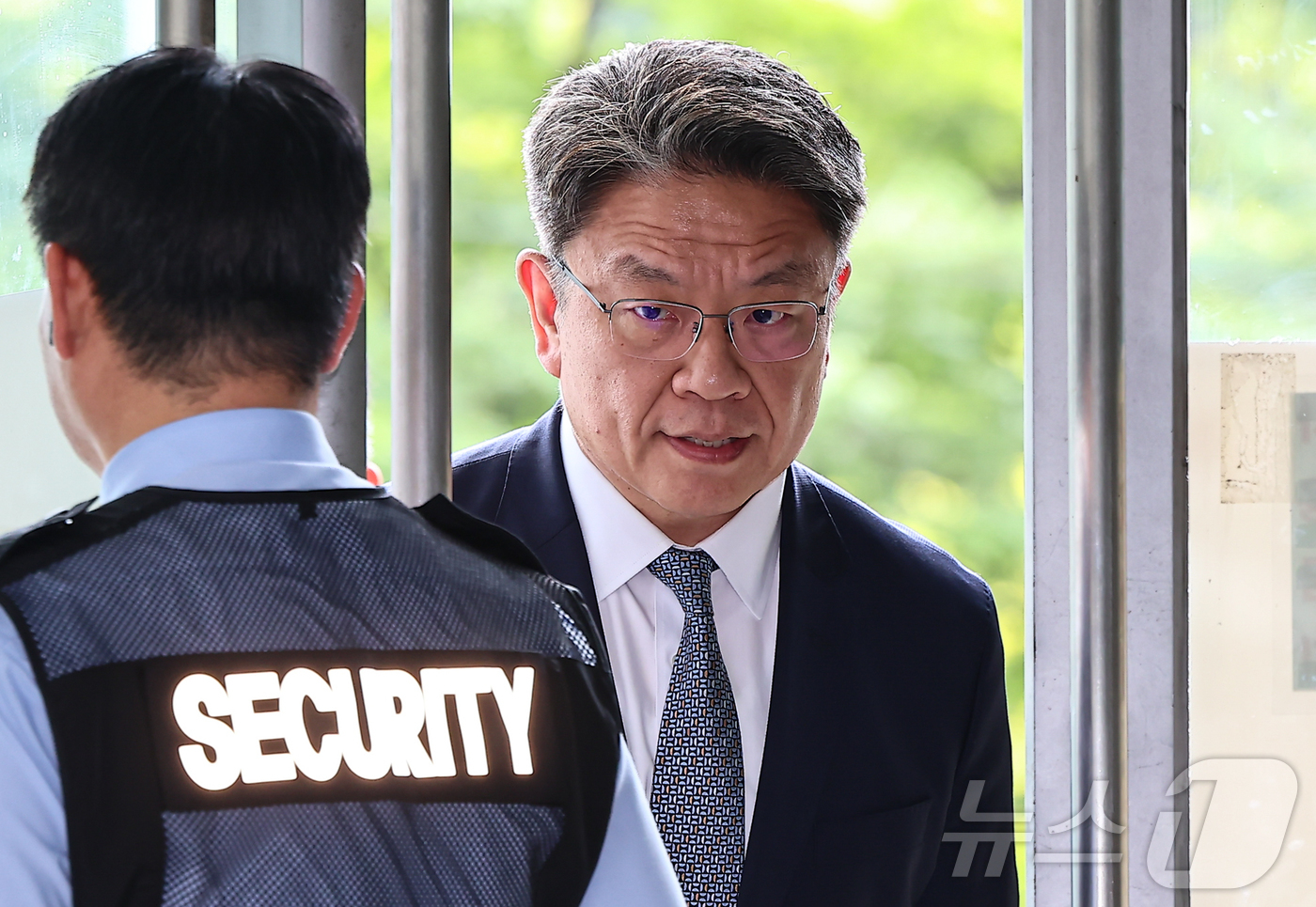 (서울=뉴스1) 김도우 기자 = 이시원 전 대통령실 공직기강비서관이 22일 서울 서초구 순직 해병 특검 사무실에 조사를 받기 위해 출석하고 있다. 2025.9.22/뉴스1