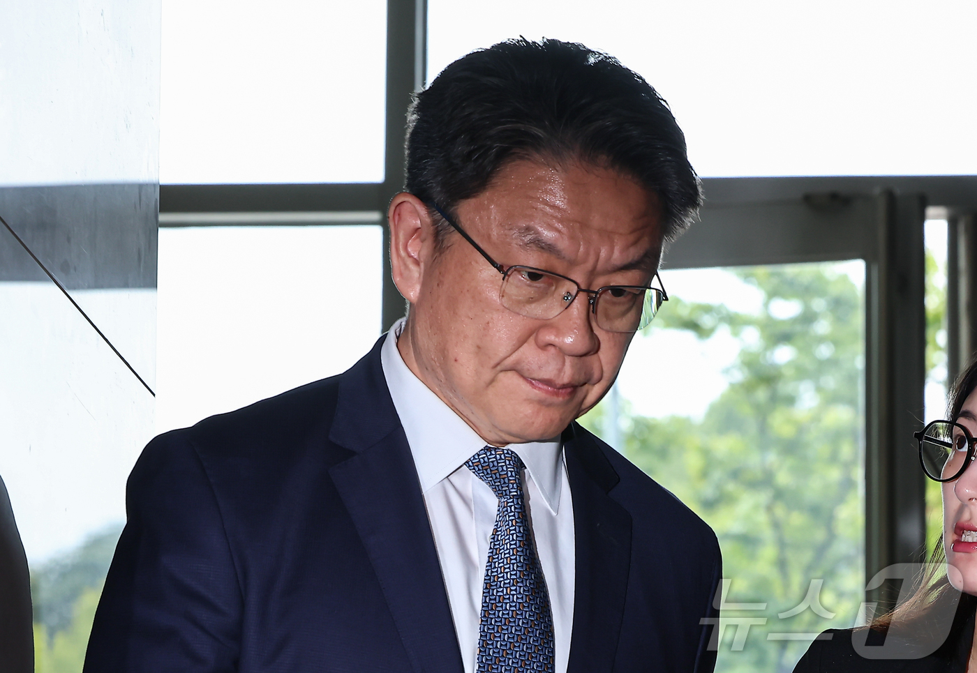 (서울=뉴스1) 김도우 기자 = 이시원 전 대통령실 공직기강비서관이 22일 서울 서초구 순직 해병 특검 사무실에 조사를 받기 위해 출석하고 있다. 2025.9.22/뉴스1