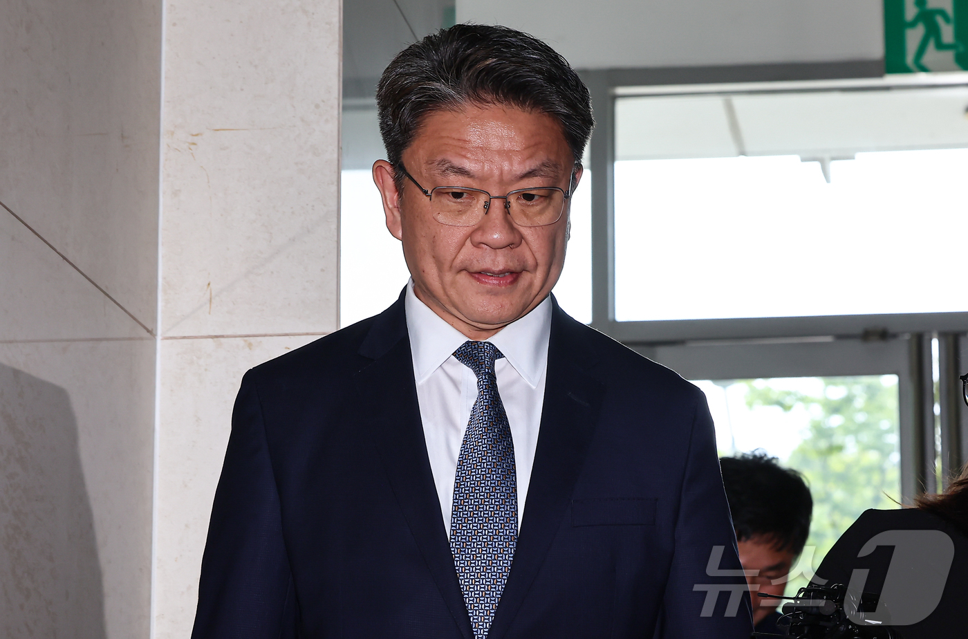 (서울=뉴스1) 김도우 기자 = 이시원 전 대통령실 공직기강비서관이 22일 서울 서초구 순직 해병 특검 사무실에 조사를 받기 위해 출석하고 있다. 2025.9.22/뉴스1