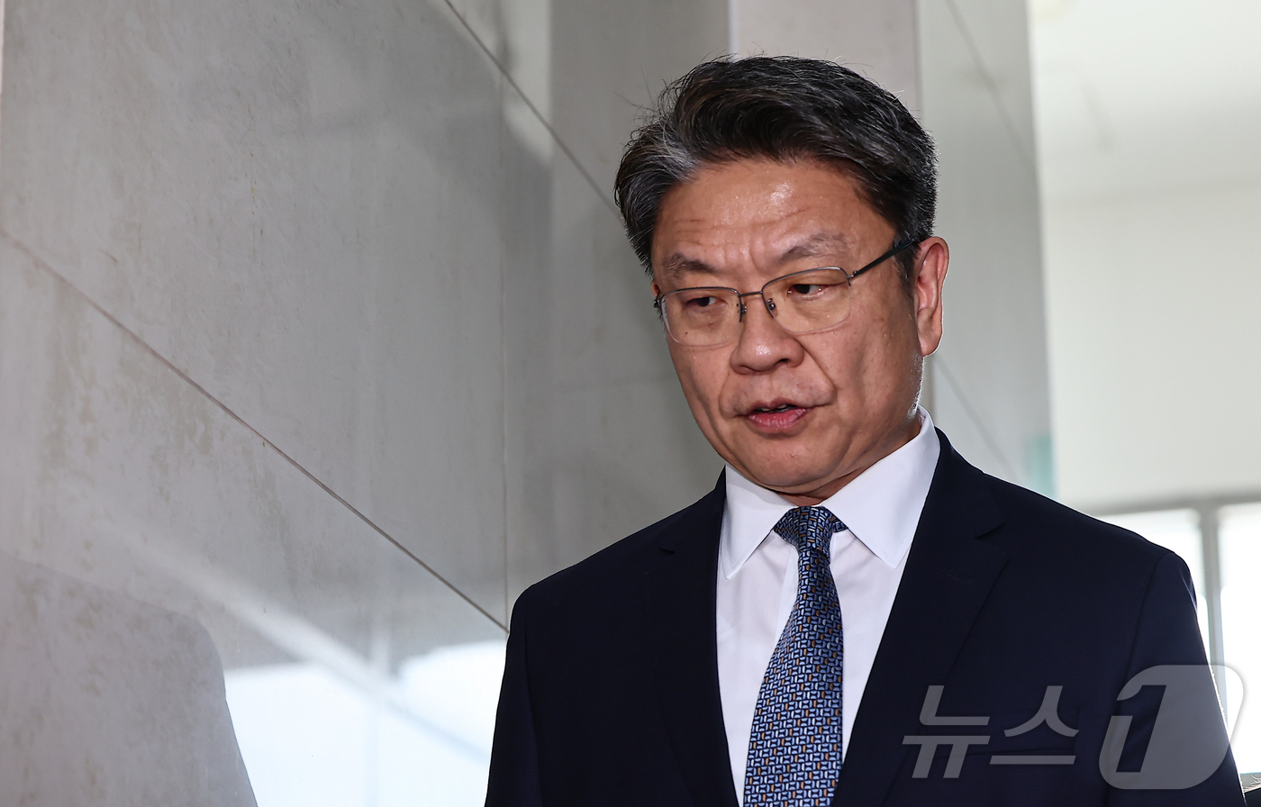 (서울=뉴스1) 김도우 기자 = 이시원 전 대통령실 공직기강비서관이 22일 서울 서초구 순직 해병 특검 사무실에 조사를 받기 위해 출석하고 있다. 2025.9.22/뉴스1