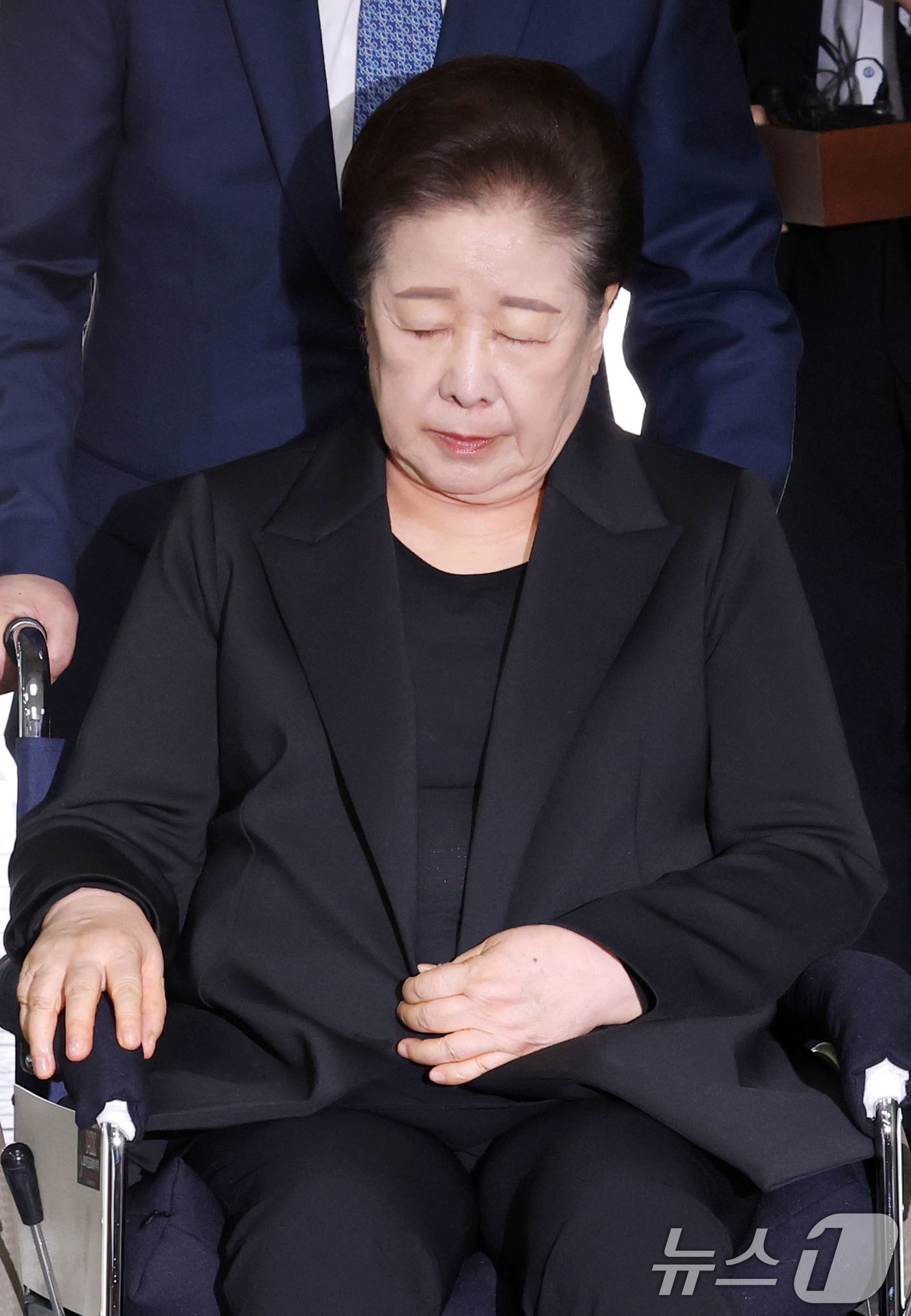 (서울=뉴스1) 이광호 기자 = 권성동 국민의힘 의원 등에게 금품을 전달하고 이권을 청탁한 혐의를 받는 한학자 통일교 총재가 22일 오후 서울 서초구 서울중앙지방법원에서 열린 구속 …