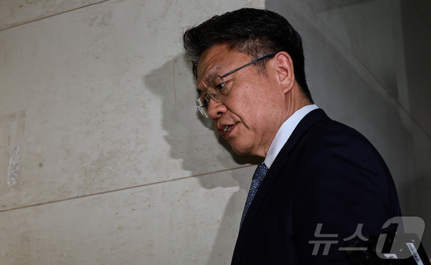 (서울=뉴스1) 김도우 기자 = 이시원 전 대통령실 공직기강비서관이 22일 서울 서초구 순직 해병 특검 사무실에 조사를 받기 위해 출석하고 있다. 2025.9.22/뉴스1