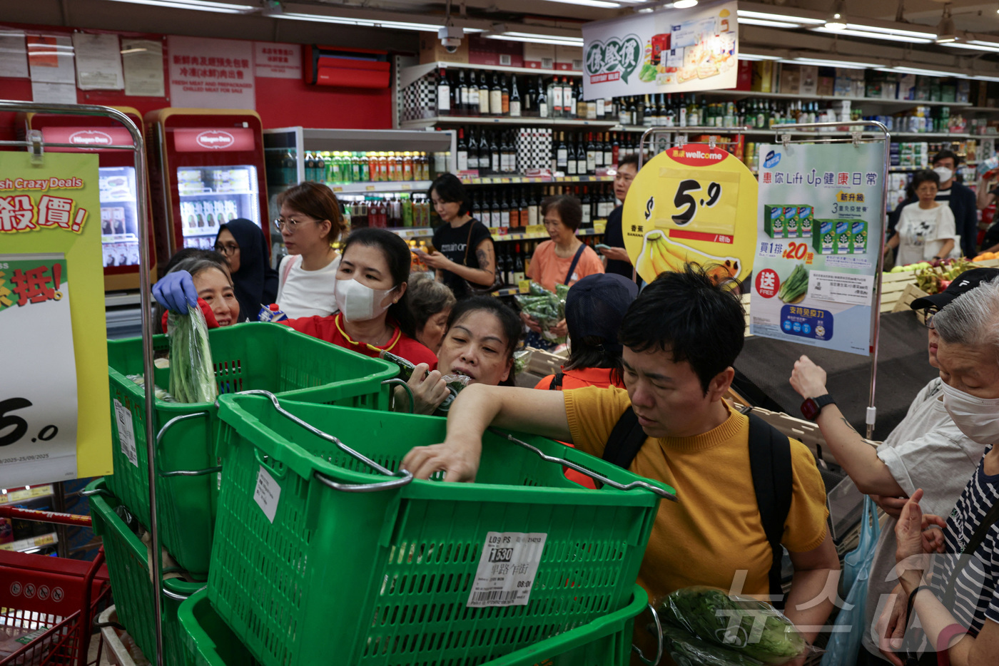 (홍콩 로이터=뉴스1) 양은하 기자 = 22일(현지시간) 홍콩 주민들이 다가오는 태풍 라가사에 대비해 슈퍼마켓에서 물건 사재기를 하고 있다. 2025. 09. 22. ⓒ 로이터=뉴 …