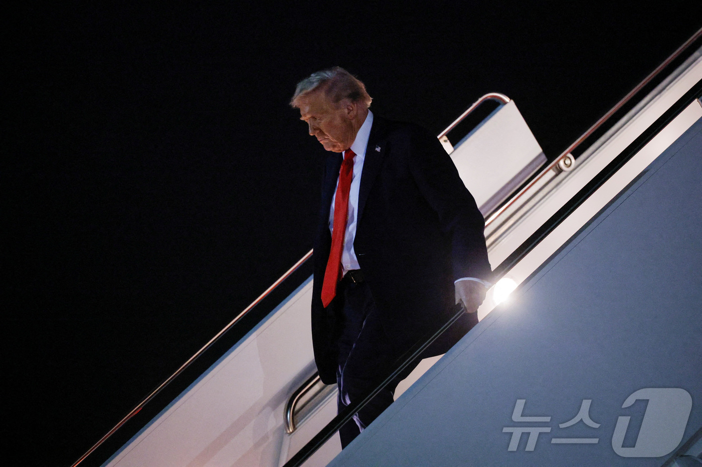 (앤드루스 합동기지 로이터=뉴스1) 권준언 기자 = 도널드 트럼프 미국 대통령이 21일(현지시간) 찰리 커크의 추도식이 끝난 후 미국 메릴랜드주 앤드루스 공동기지에 도착해 전용기( …