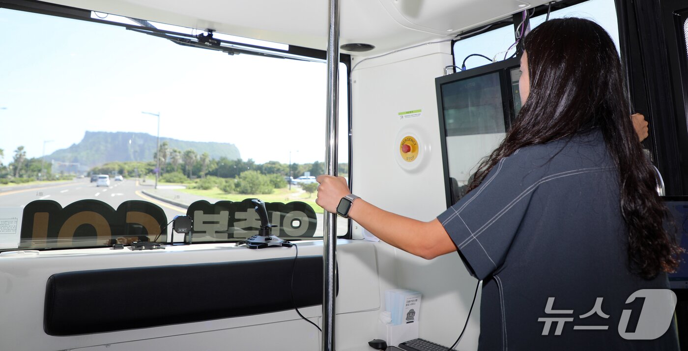 본문 이미지 - 제주 관광형 자율주행 버스 &#39;일출봉GO!&#39;에는 안전관리자가 탑승한다.2025.9.22./뉴스1ⓒ News1 오미란 기자