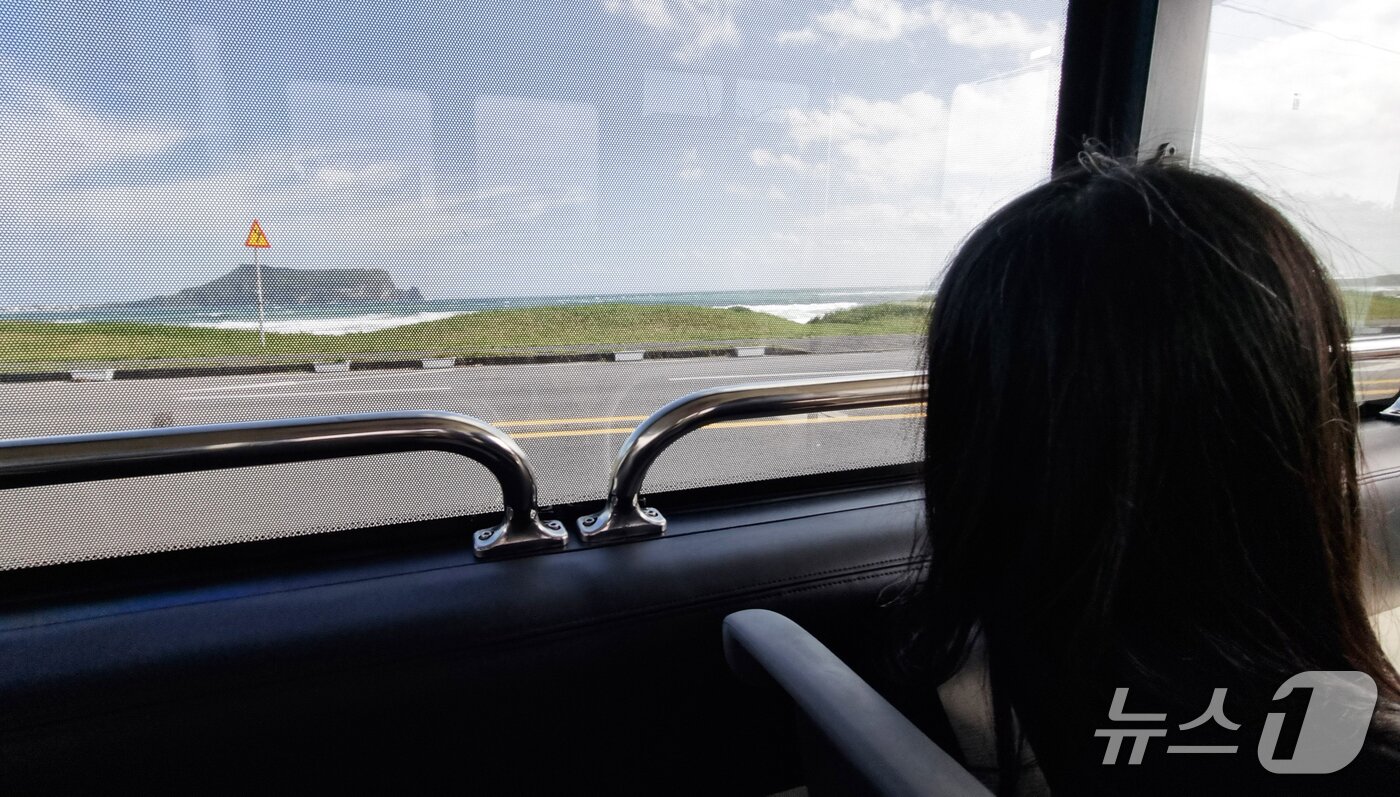 본문 이미지 - 제주 관광형 자율주행 버스 &#39;일출봉GO!&#39;에서 바라본 신양해수욕장.2025.9.22./뉴스1ⓒ News1 오미란 기자